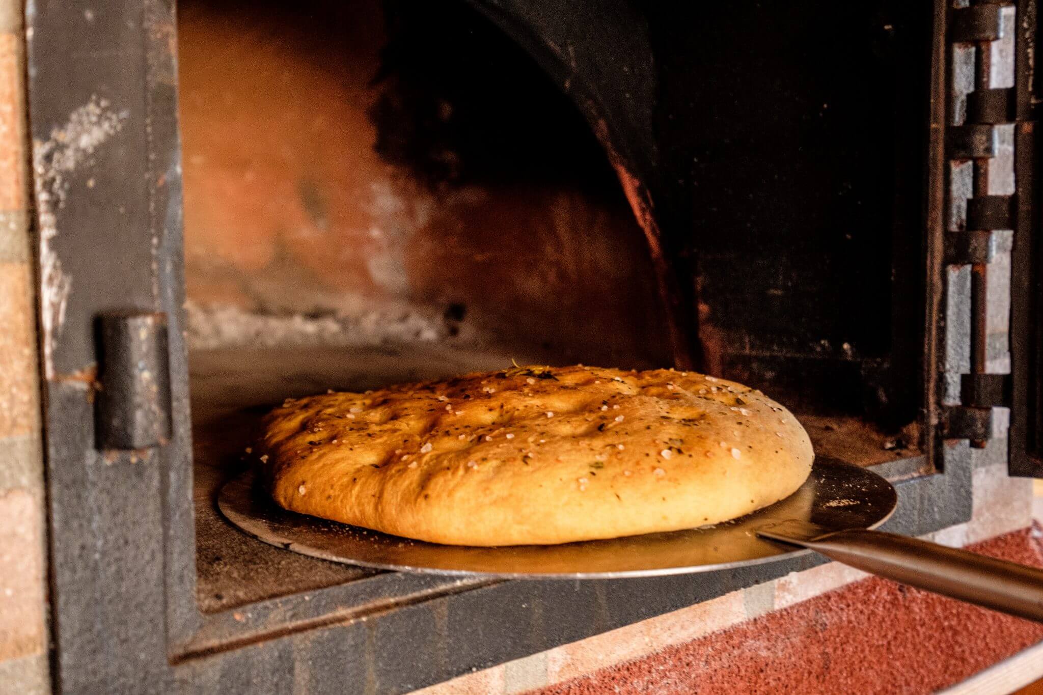 Brood bakken in een pizza oven