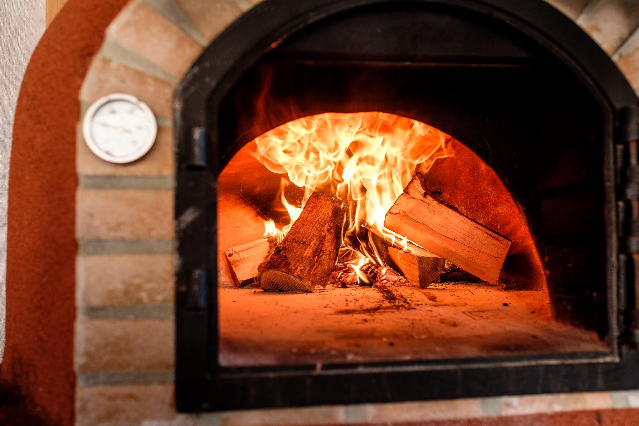 Essenhout in een pizzaoven