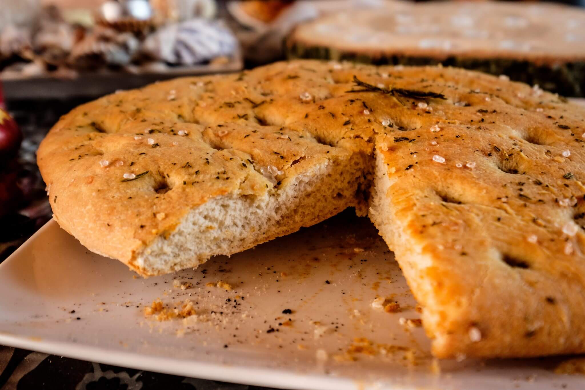 Focaccia goudbruin gebakken in een steenoven