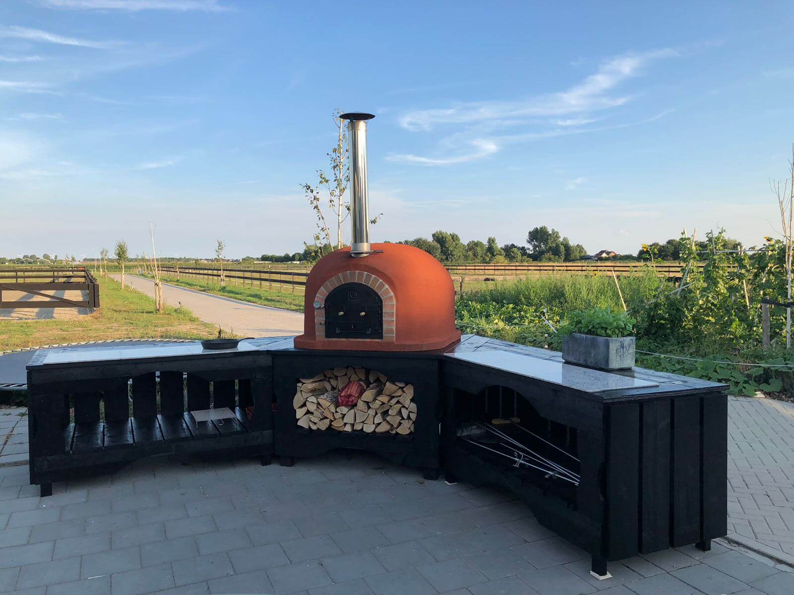 Pizzahoutoven.eu heeft een ruim assortiment grote pizza ovens en biedt grote pizza ovens op maat.