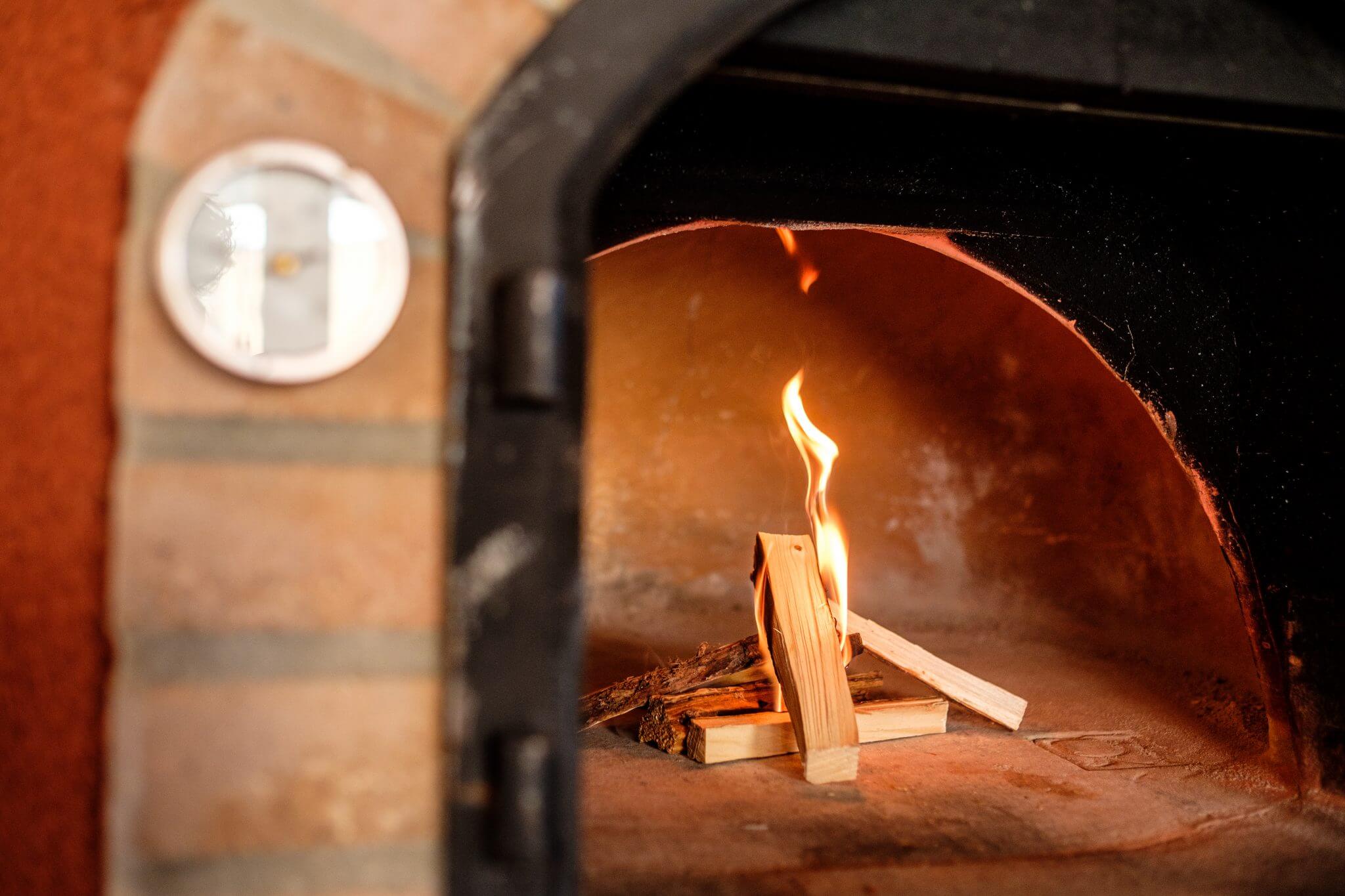 Een pizzaoven aansteken - Pizzahoutoven.eu