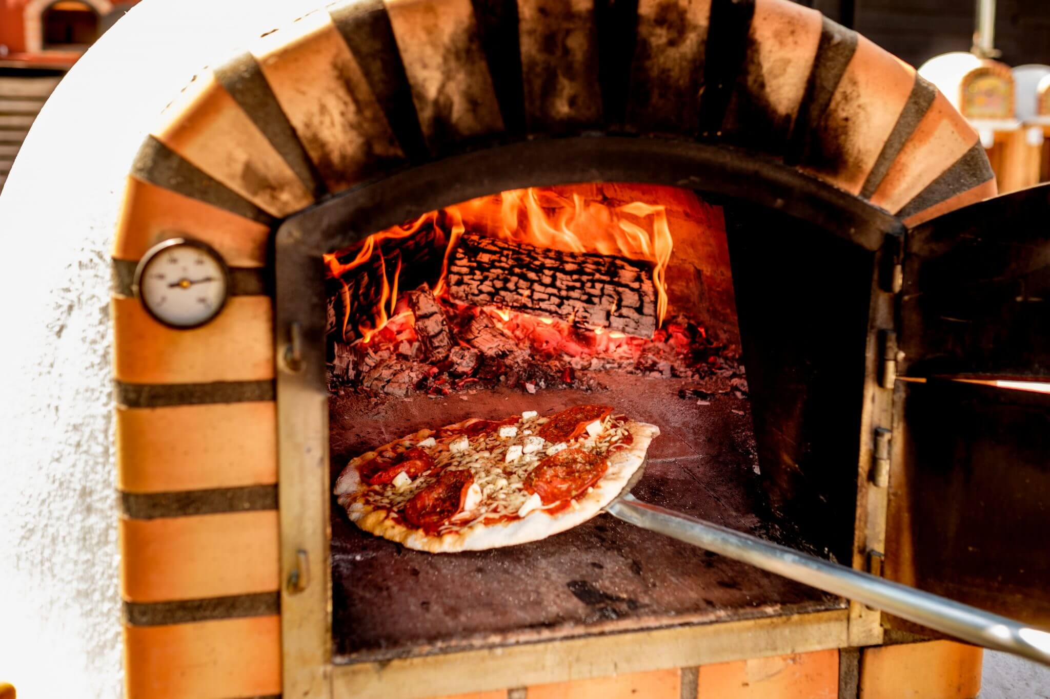 pizza bakken in een italiaanse steenoven