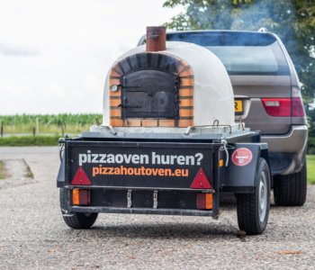 Huuroven achter auto