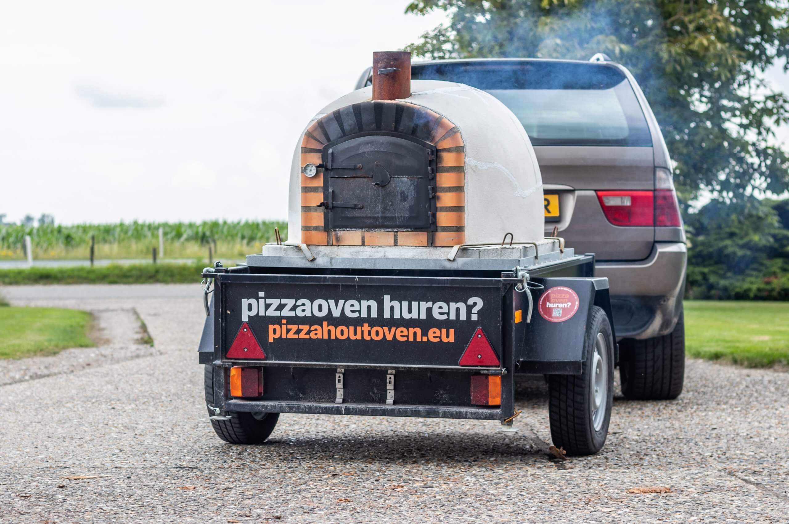 Huuroven achter auto