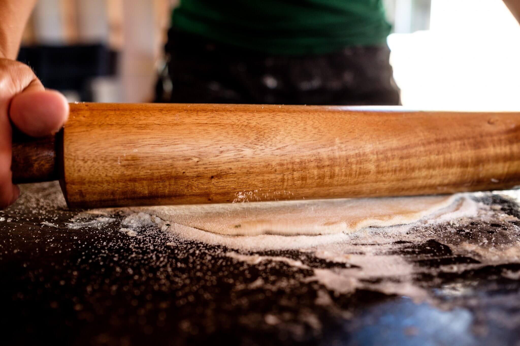 Uitrollen van pizzadeeg bolletjes tot pizzabodem